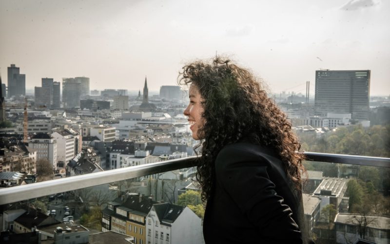 Unsere Kolumnistin Karina Rodriguez auf der Dachterrasse eines Hauses an der Toulouse Allee, wo Andreas Endermann sie fotografiert hat.