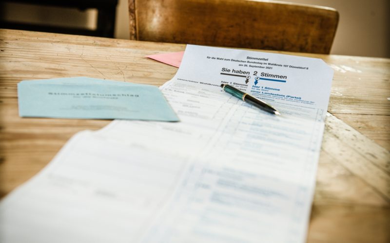 So lang ist der Stimmzettel für die Bundestagswahl 2021 in Düsseldorf. Foto: Andreas Endermann