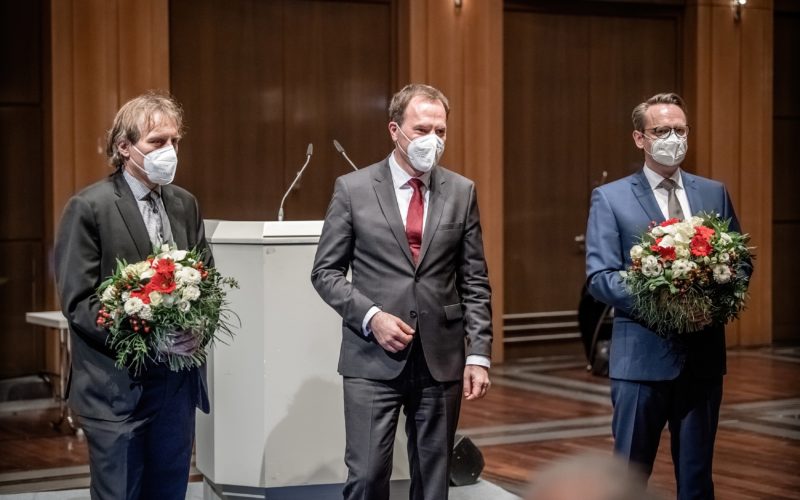 Wie so oft: Zwei Männer (Jochen Kral, links, und Michael Rauterkus, rechts) erhalten nach ihrer Wahl zu Beigeordneten Blumensträuße vom Oberbürgermeister (Stephan Keller). Foto: Andreas Endermann