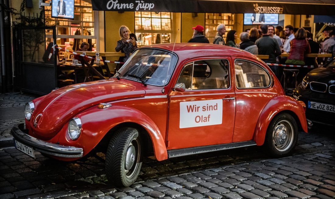 Die Düsseldorfer SPD feierte den Wahlabend in der Altstadtkneipe "Ohme Jupp". Davor stand dieser rote VW Käfer mit der Aufschrift "Wir sind Olaf". Foto: Andreas Endermann