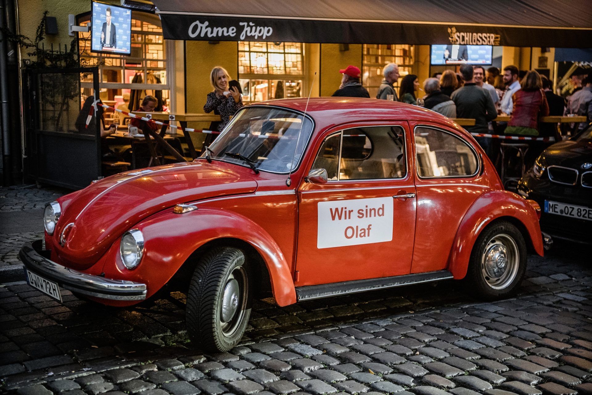 Die Düsseldorfer SPD feierte den Wahlabend in der Altstadtkneipe "Ohme Jupp". Davor stand dieser rote VW Käfer mit der Aufschrift "Wir sind Olaf". Foto: Andreas Endermann