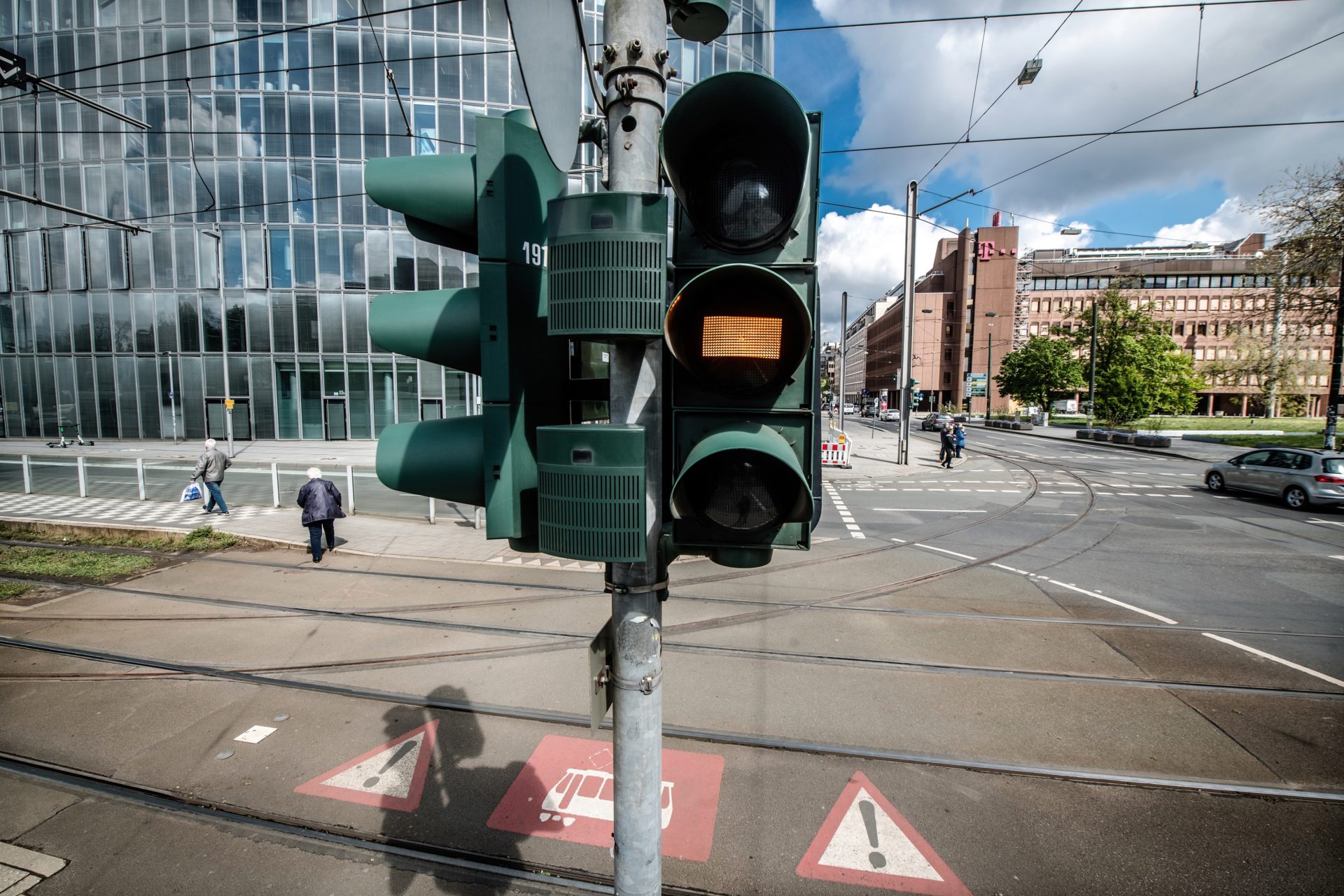 Gelb am Graf-Adolf-Platz - wer schnell genug ist, kann jetzt noch losgehen. Foto: Andreas Endermann