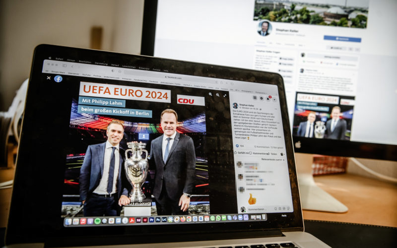 Auf der Facebookseite "stephankeller2020" ist dieses Foto des Oberbürgermeisters mit Weltmeister Philipp Lahm erschienen - und CDU-Logo. Das ist umstritten. Foto: Andreas Endermann