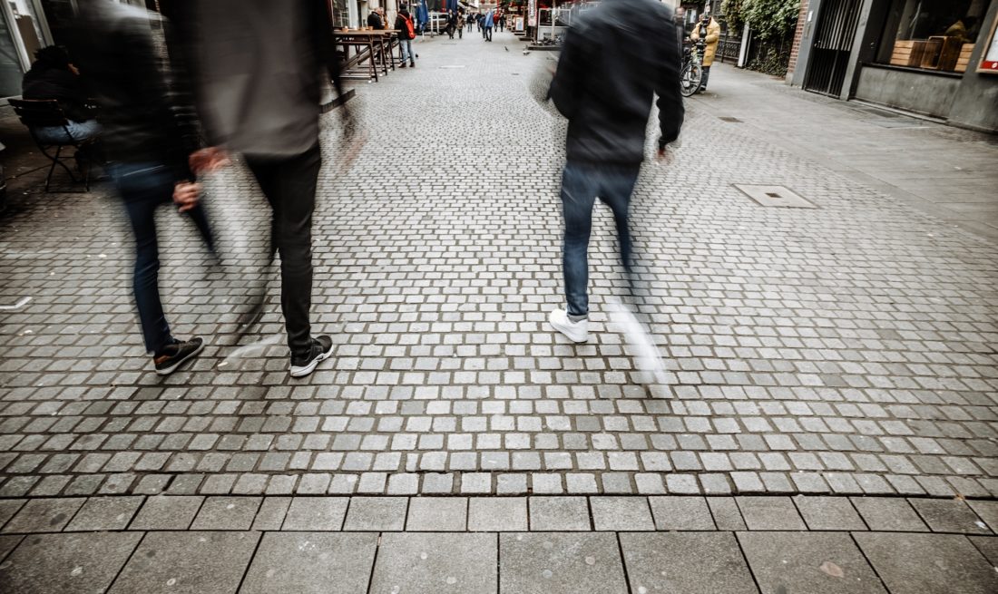 Die Stadt hat im Frühjahr 2019 für einen Test verschiedene Pflastersteine auf der Bolkerstraße verlegt. Foto: Andreas Endermann