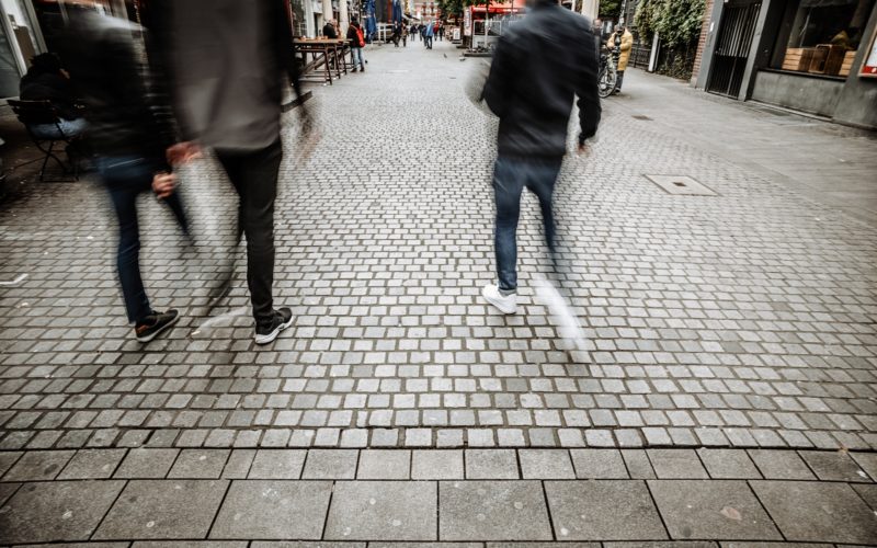 Die Stadt hat im Frühjahr 2019 für einen Test verschiedene Pflastersteine auf der Bolkerstraße verlegt. Foto: Andreas Endermann