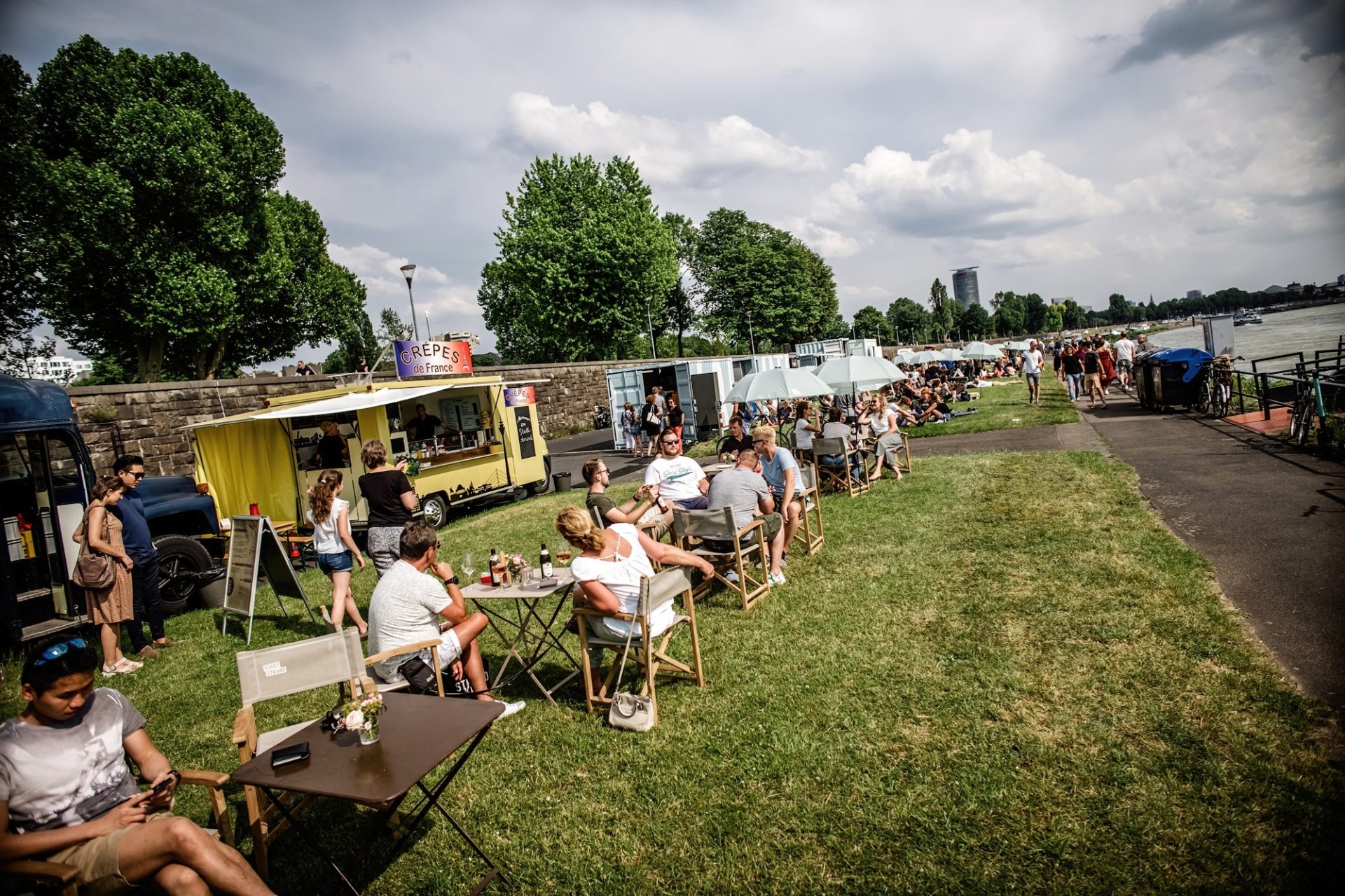 Neben der Theodor-Heuss-Brücke ist einer der drei Stadtstrände entstanden, die ältere Politiker:innen kritisch sehen und die Mitglieder des Jugendrats loben. Foto: Andreas Endermann