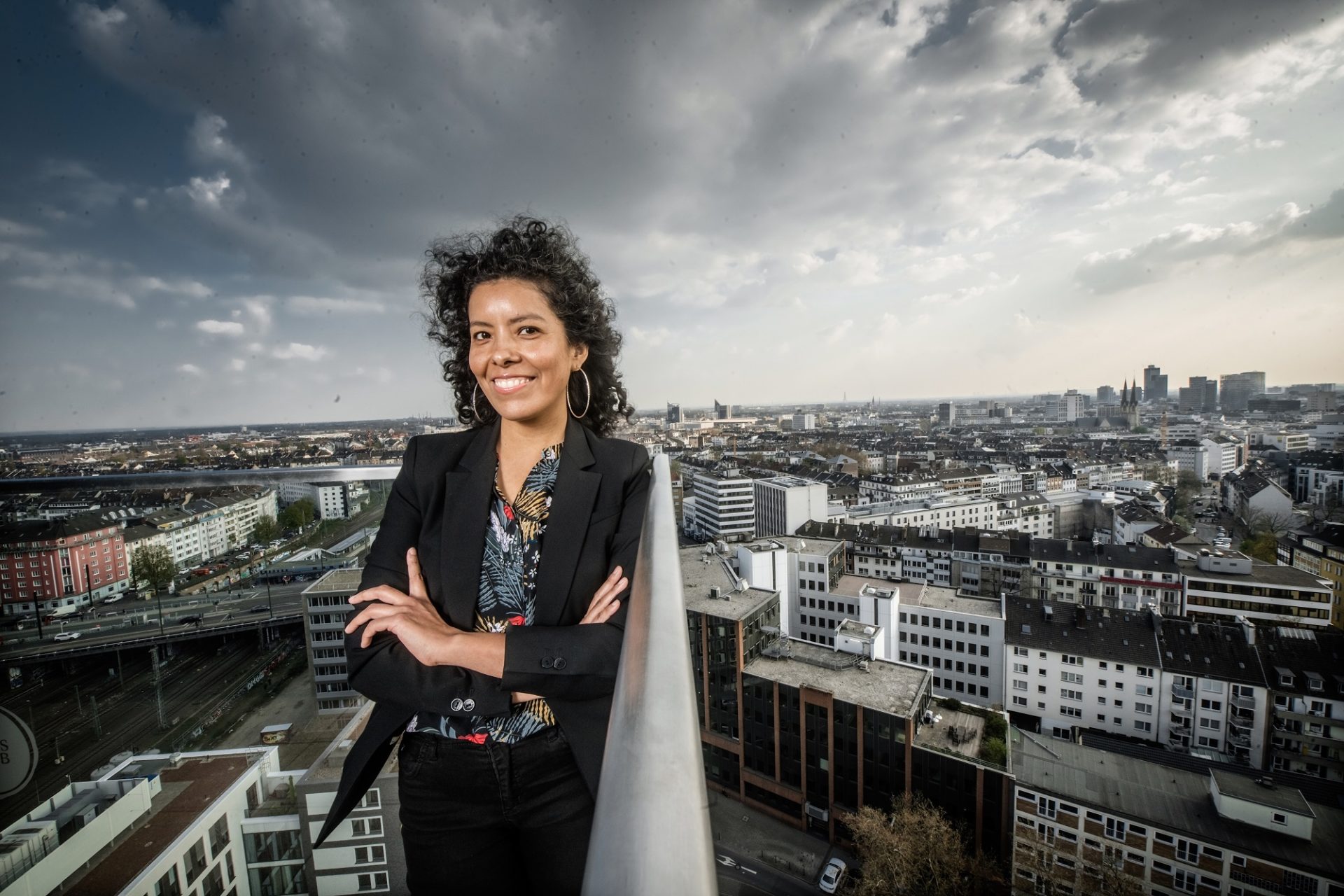 Karina Rodriguez über den Dächern von Düsseldorf., Dieses Bild zeigt im Hintergrund etwas, das in Karinas Text eine wichtige Rolle spielt. Es wird hier aber noch nicht verraten, was. Foto: Andreas Endermann