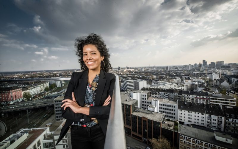 Karina Rodriguez über den Dächern von Düsseldorf., Dieses Bild zeigt im Hintergrund etwas, das in Karinas Text eine wichtige Rolle spielt. Es wird hier aber noch nicht verraten, was. Foto: Andreas Endermann