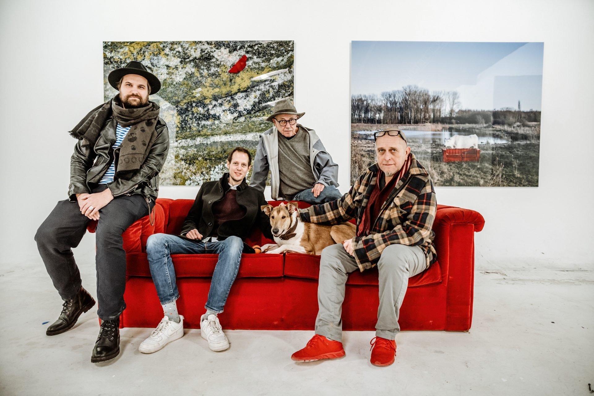 Micha Krisch, Lukas Göbel, Horst Wackerbarth, Stephan Kaluza und Arthur auf dem berühmten roten Sofa, das in der Halle des neuen Vereins „Kunst und Haltung“ dauerhaft einzieht. Foto: Andreas Endermann