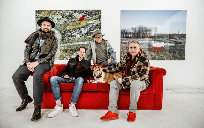 Micha Krisch, Lukas Göbel, Horst Wackerbarth, Stephan Kaluza und Arthur auf dem berühmten roten Sofa, das in der Halle des neuen Vereins „Kunst und Haltung“ dauerhaft einzieht. Foto: Andreas Endermann