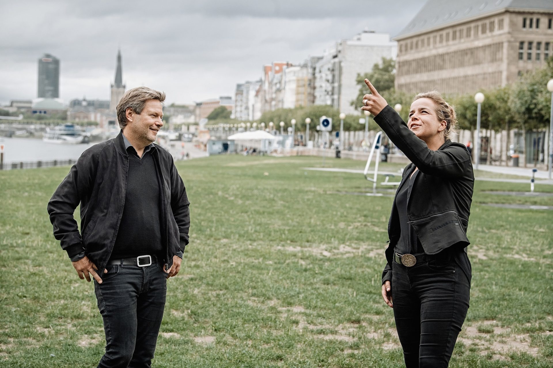 Die NRW-Vorsitzende der Grünen, Mona Neubaur, bei einem Wahlkampftermin mit dem BUndesvorsitzenden Robert Habeck am Düsseldorfer Rheinufer. Foto: Andreas Endermann