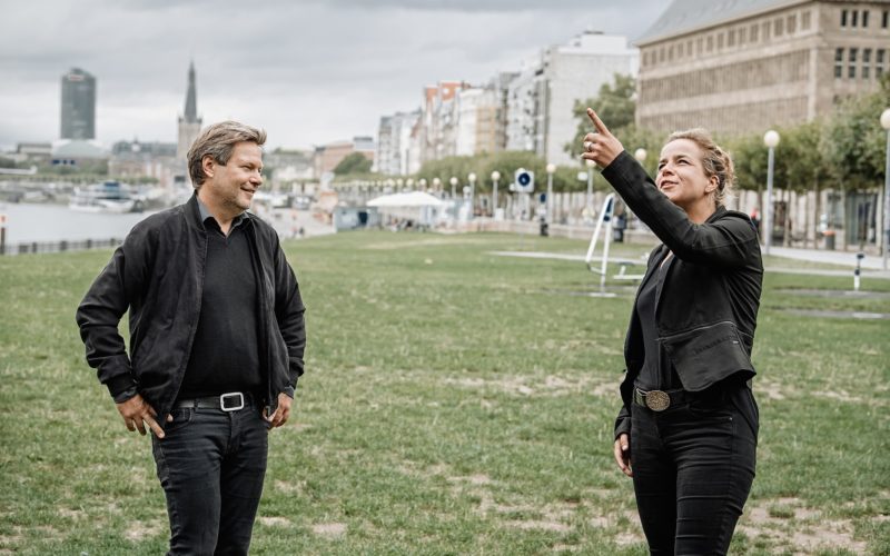 Die NRW-Vorsitzende der Grünen, Mona Neubaur, bei einem Wahlkampftermin mit dem BUndesvorsitzenden Robert Habeck am Düsseldorfer Rheinufer. Foto: Andreas Endermann