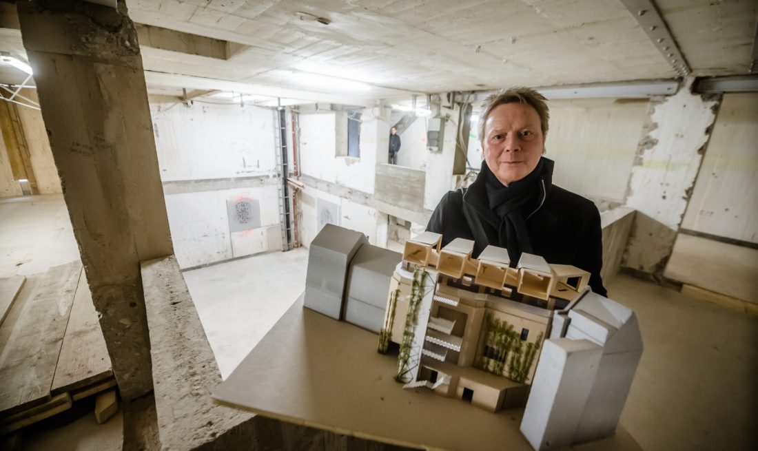 Andreas Knapp zeigt ein Modell des Bilker Bunkers. Er steht dabei in einer Etage, die ab September 2022 als Kulturraum genutzt wird. Foto: Andreas Endermann