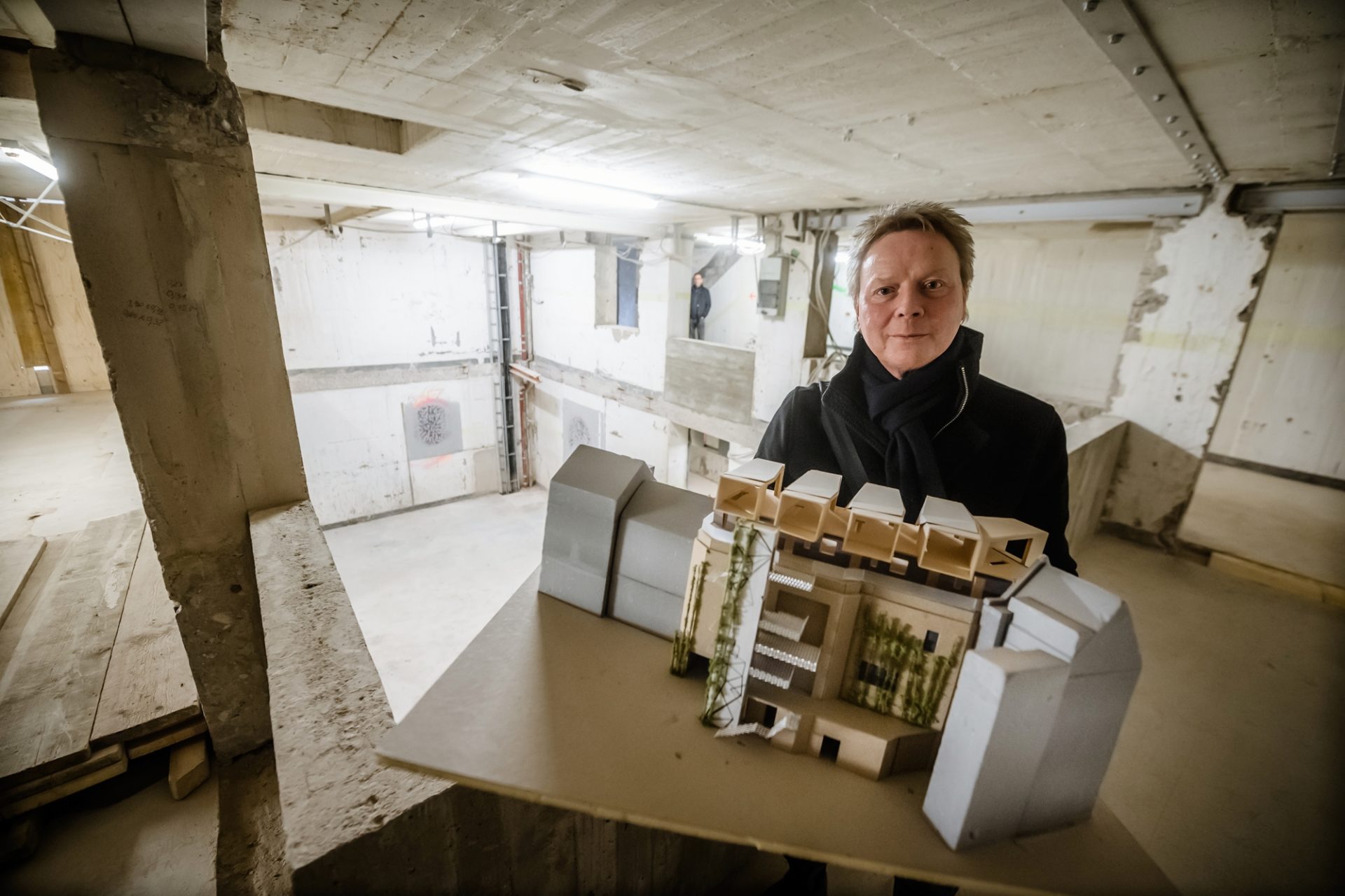 Andreas Knapp zeigt ein Modell des Bilker Bunkers. Er steht dabei in einer Etage, die ab September 2022 als Kulturraum genutzt wird. Foto: Andreas Endermann