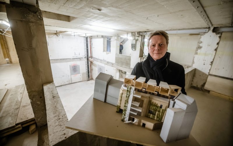 Andreas Knapp zeigt ein Modell des Bilker Bunkers. Er steht dabei in einer Etage, die ab September 2022 als Kulturraum genutzt wird. Foto: Andreas Endermann