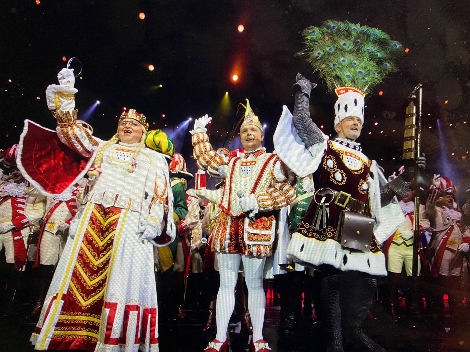 Ein Kölner Dreigestirn - derzeit ist auch rund um den Dom die Stimmung gedrückt, weil man nicht sicher sein kann, wie es weitergeht. Dass Düsseldorf den Rosenmontagszug verschiebt, hat die Kölner empört. Sie werfen ihren Kollegen vor, aus rein wirtschaftlichen Interessen gehandelt zu haben. Das sei in Köln nicht üblich. Foto: Andreas Endermann