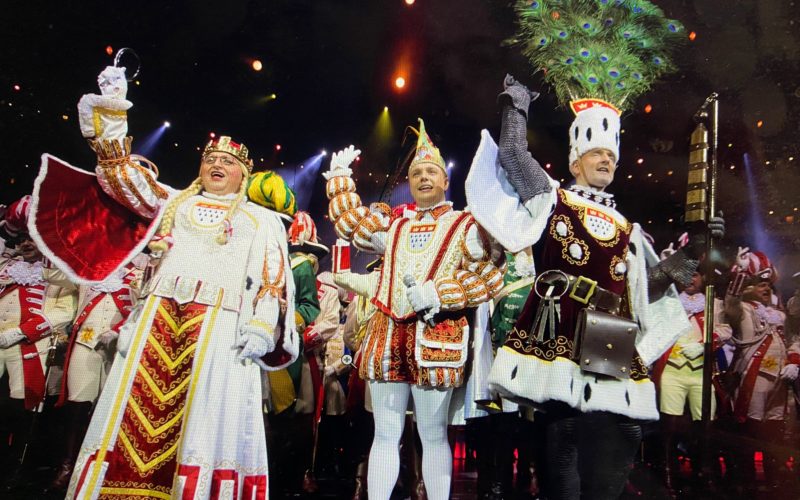 Ein Kölner Dreigestirn - derzeit ist auch rund um den Dom die Stimmung gedrückt, weil man nicht sicher sein kann, wie es weitergeht. Dass Düsseldorf den Rosenmontagszug verschiebt, hat die Kölner empört. Sie werfen ihren Kollegen vor, aus rein wirtschaftlichen Interessen gehandelt zu haben. Das sei in Köln nicht üblich. Foto: Andreas Endermann