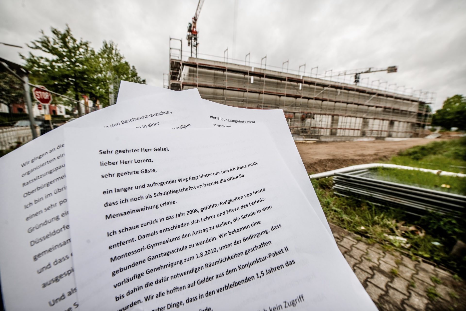 Unser Bild zeigt das Manuskript der Rede von Dagmar Wagner aus dem Jahr 2014 vor einer aktuellen Schulbaustelle: dem Neubau des Wim-Wenders-Gymnasiums an der Schmiedestraße in Oberbilk. Foto: Andreas Endermann