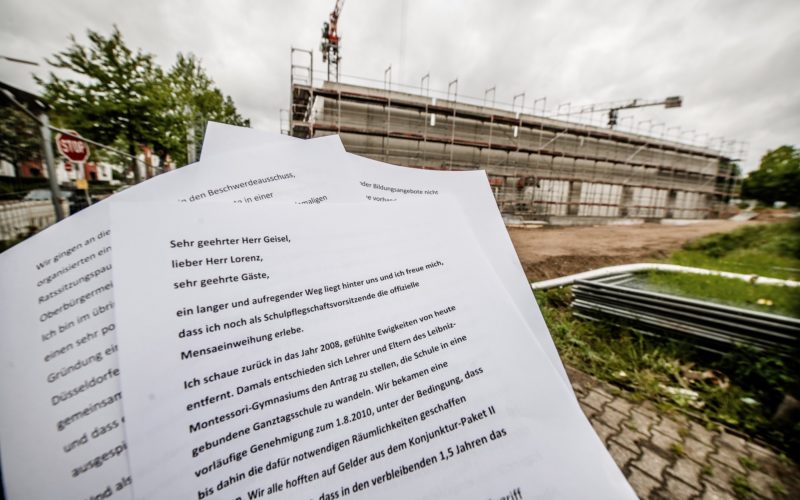 Unser Bild zeigt das Manuskript der Rede von Dagmar Wagner aus dem Jahr 2014 vor einer aktuellen Schulbaustelle: dem Neubau des Wim-Wenders-Gymnasiums an der Schmiedestraße in Oberbilk. Foto: Andreas Endermann