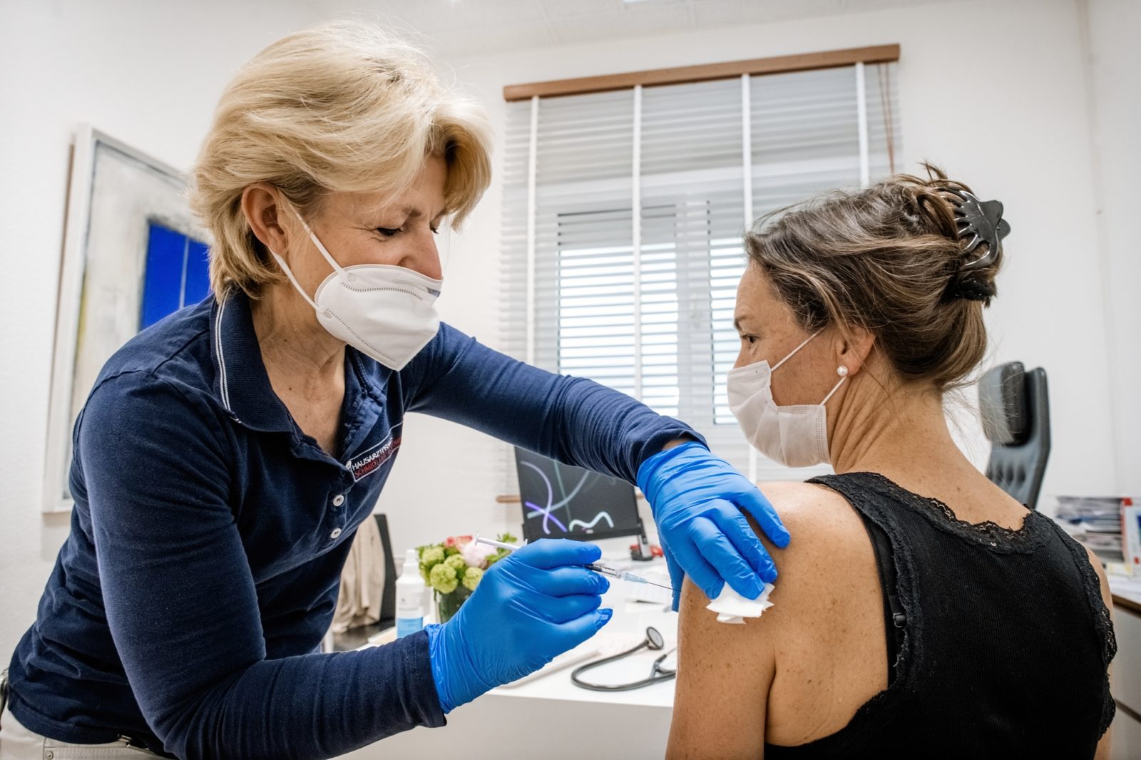 Hausrztin Lisbeth Borowski verimpft eine Dosis Biontech