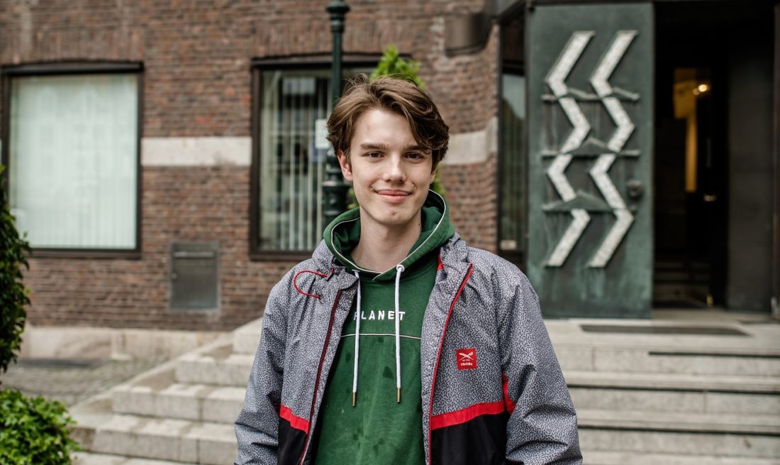 Pablo Voss vor dem Düsseldorfer Rathaus. Links hinter ihm das Fenster, in dem er gerne die CO2-Uhr sehen würde. Foto: Andreas Endermann