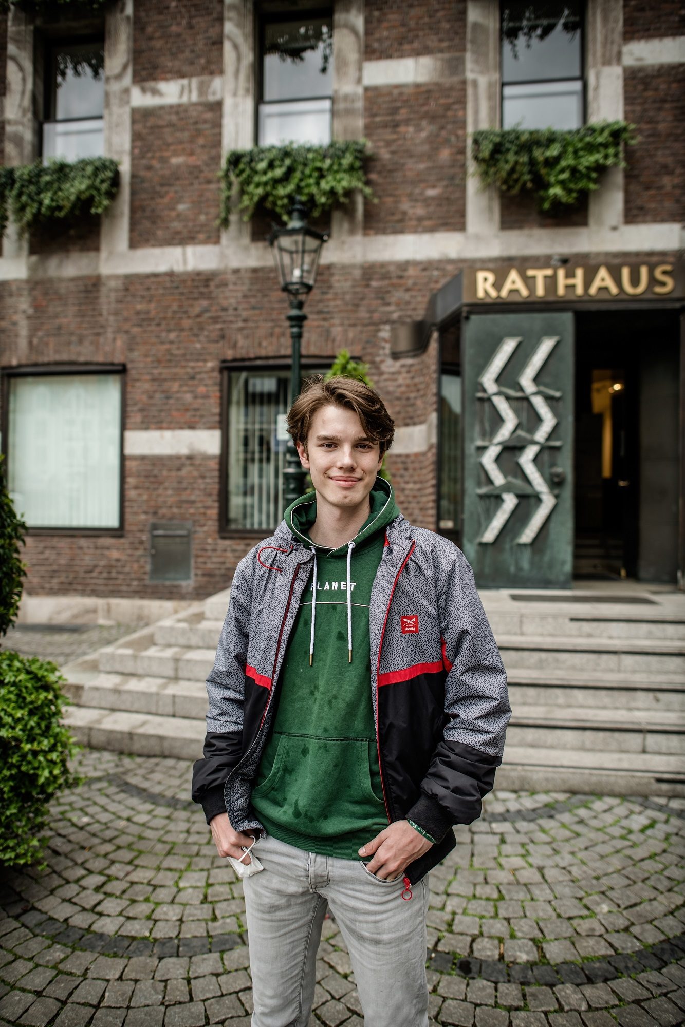 Pablo Voss vor dem Düsseldorfer Rathaus. Links hinter ihm das Fenster, in dem er gerne die CO2-Uhr sehen würde. Foto: Andreas Endermann