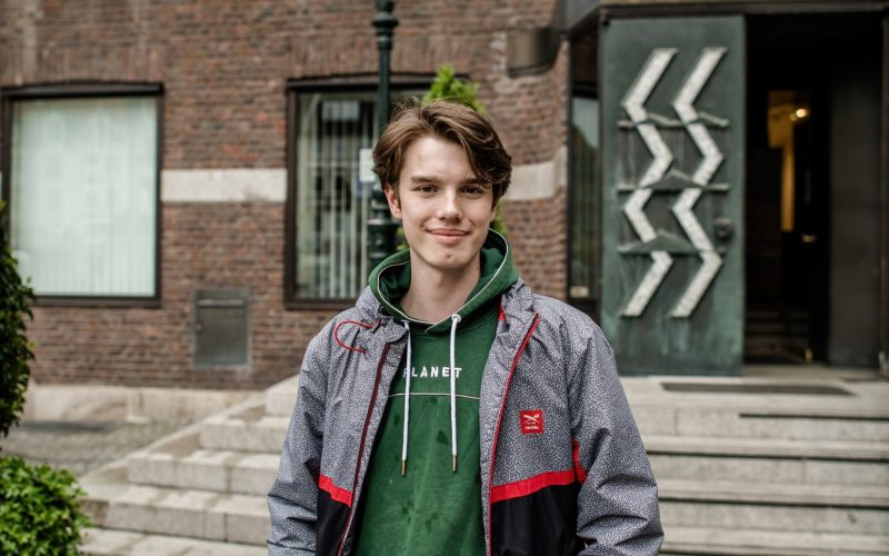 Pablo Voss vor dem Düsseldorfer Rathaus. Links hinter ihm das Fenster, in dem er gerne die CO2-Uhr sehen würde. Foto: Andreas Endermann