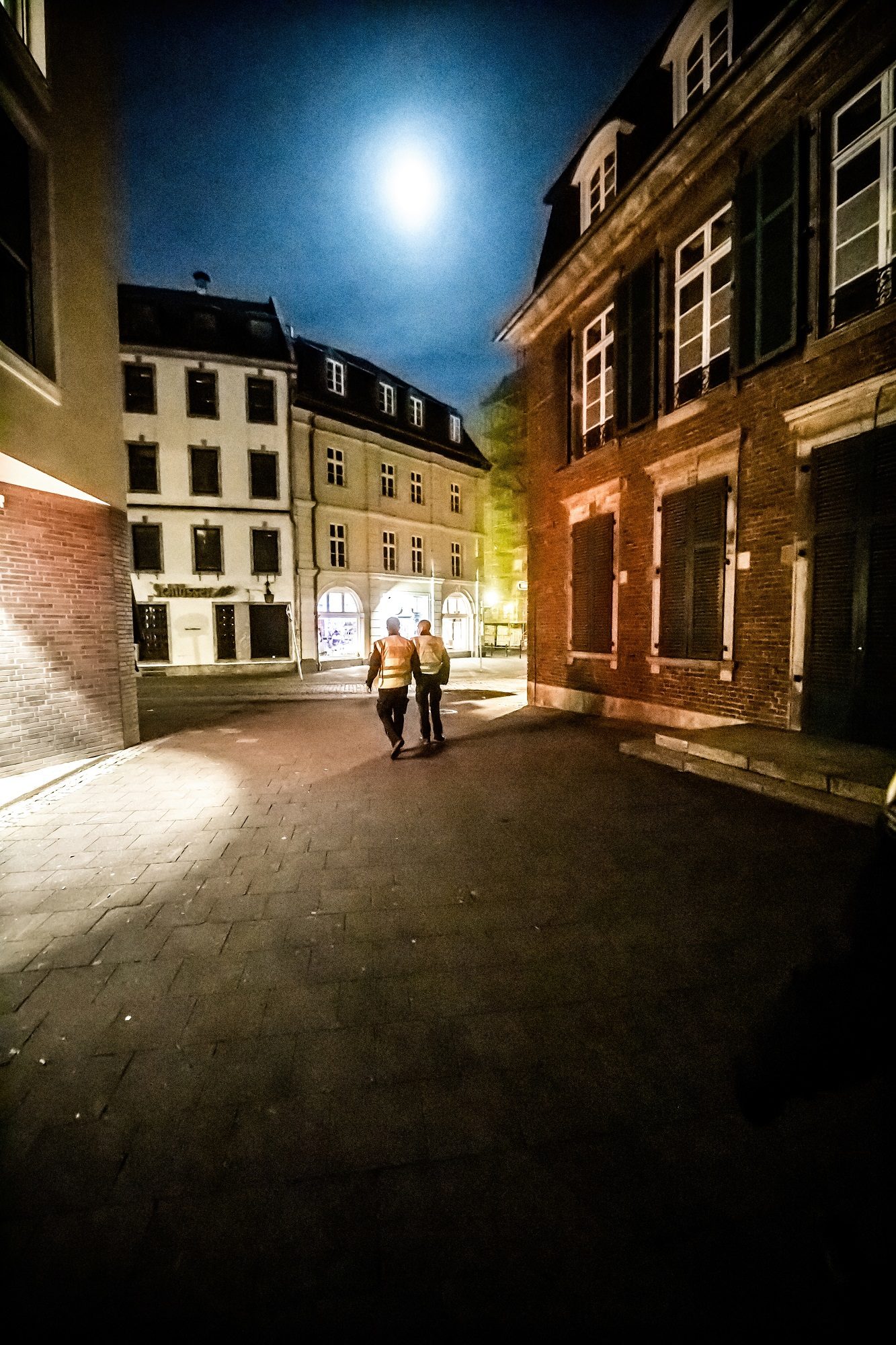 Keiner unterwegs, ausgestorbene Straßen in Düsseldorf? Ja, aber nur während der Ausgangssperre in den letzten Wochen. Corona war der Grund dafür. Und für einen Rückgang der Bevölkerungszahl. Allerdings nur vorübergehend. Foto: Andreas Endermann