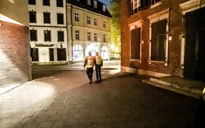 Keiner unterwegs, ausgestorbene Straßen in Düsseldorf? Ja, aber nur während der Ausgangssperre in den letzten Wochen. Corona war der Grund dafür. Und für einen Rückgang der Bevölkerungszahl. Allerdings nur vorübergehend. Foto: Andreas Endermann