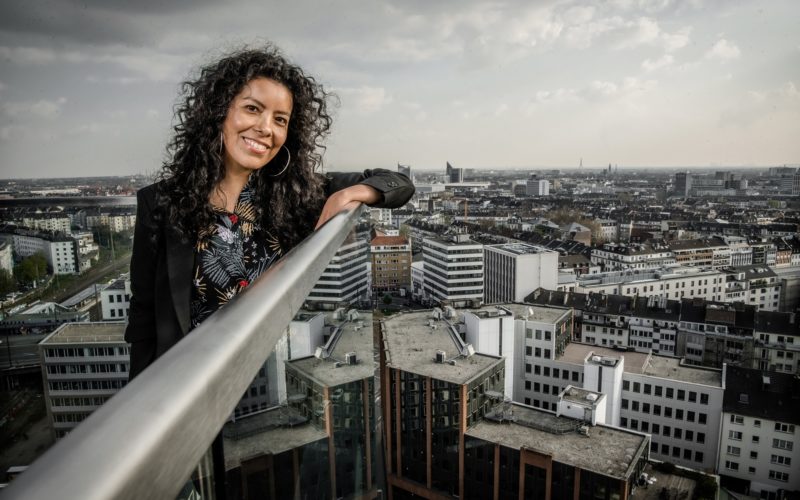 Unsere Autorin Karina Rodriguez auf der Dachterrasse eines Hauses an der Toulouse Allee. Dort hat Andreas Endermann sie fotografiert - bei ihrem Blick auf Düsseldorf.