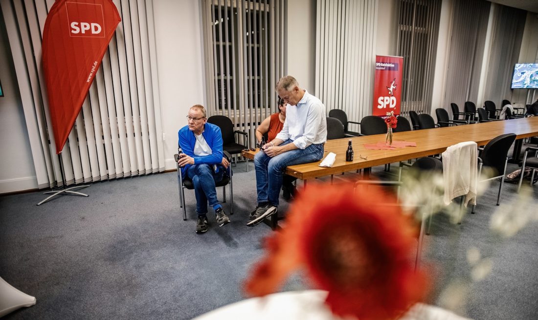 Dieses Bild hat Andreas Endermann am Abend der Kommunalwahl (13. September) gemacht: Es zeigt SPD-Fraktionsgeschäftsführer Frank Ulrich Wessel (links), den damaligen Bezirksbürgermeister Uwe Wagner und verdeckt Fraktionsmitarbeiterin Eda Akcan-Grah.