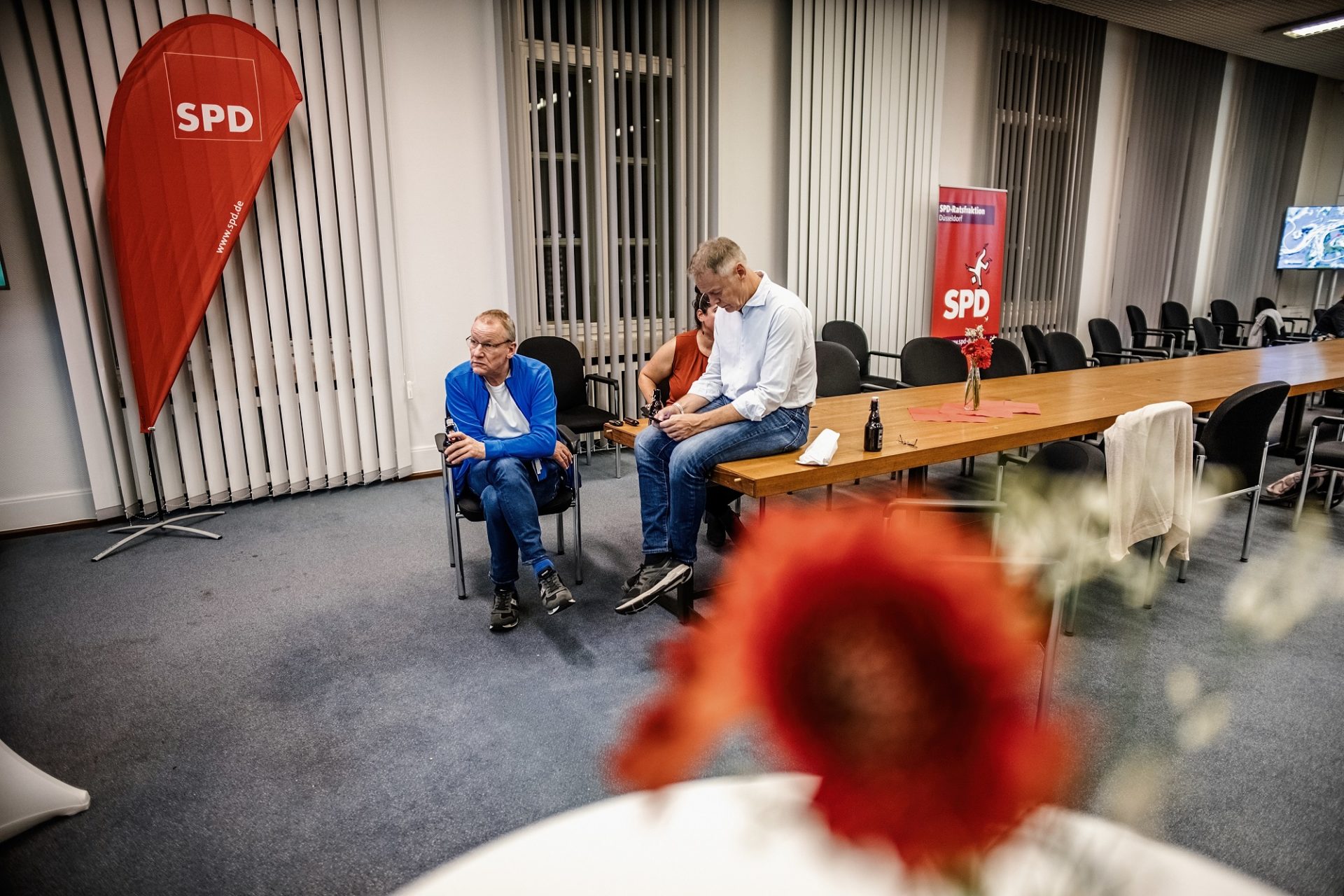 Dieses Bild hat Andreas Endermann am Abend der Kommunalwahl (13. September) gemacht: Es zeigt SPD-Fraktionsgeschäftsführer Frank Ulrich Wessel (links), den damaligen Bezirksbürgermeister Uwe Wagner und verdeckt Fraktionsmitarbeiterin Eda Akcan-Grah.