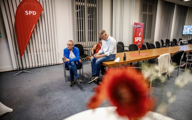 Dieses Bild hat Andreas Endermann am Abend der Kommunalwahl (13. September) gemacht: Es zeigt SPD-Fraktionsgeschäftsführer Frank Ulrich Wessel (links), den damaligen Bezirksbürgermeister Uwe Wagner und verdeckt Fraktionsmitarbeiterin Eda Akcan-Grah.