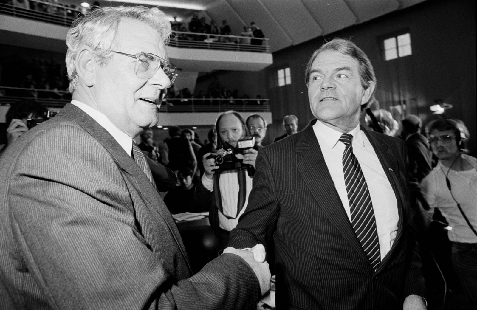 Nach der Losentscheidung über den Posten des Oberbürgermeisters gratulierte der unterlegene Josef Kürten (CDU, rechts) dem Gewinner Klaus Bungert (SPD). Foto: Andreas Vieweg/Stadtarchiv Düsseldorf