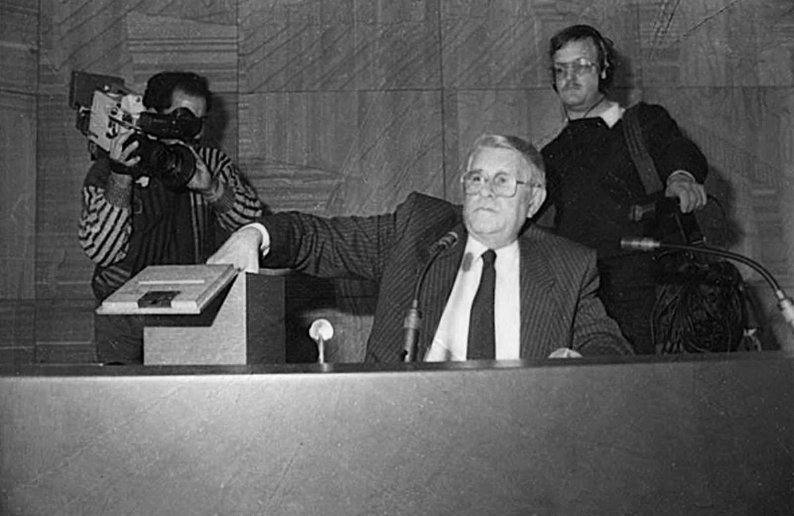 Anton Ulrich, Ratsherr der CDU, entschied die OB-Wahl 1984 per Los. Ihm fiel diese Aufgabe zu, weil er damals das älteste Ratsmitglied war. Foto: Andreas Vieweg/Stadtarchiv Düsseldorf