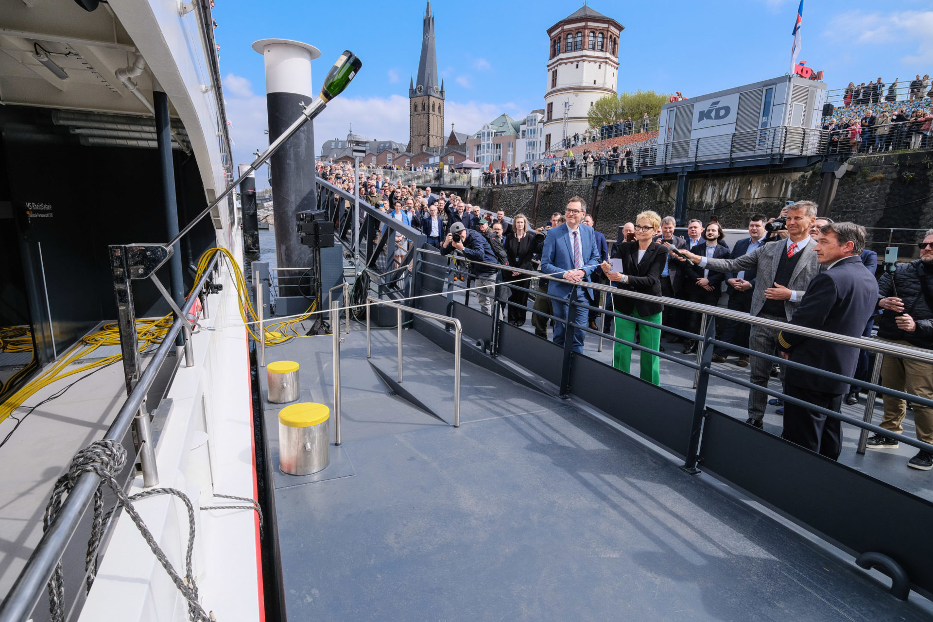 Düsseldorf 22.04.2022 Taufe MS Rheingalaxie Weiße Flotte