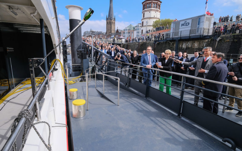 Düsseldorf 22.04.2022 Taufe MS Rheingalaxie Weiße Flotte