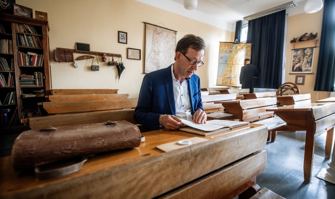Stadtdirektor Burkhard Hintzsche im historischen Klassenzimmer der Maxschule. Foto: Andreas Endermann