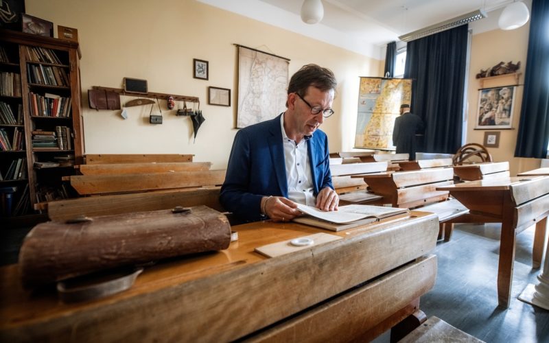 Stadtdirektor Burkhard Hintzsche im historischen Klassenzimmer der Maxschule. Foto: Andreas Endermann