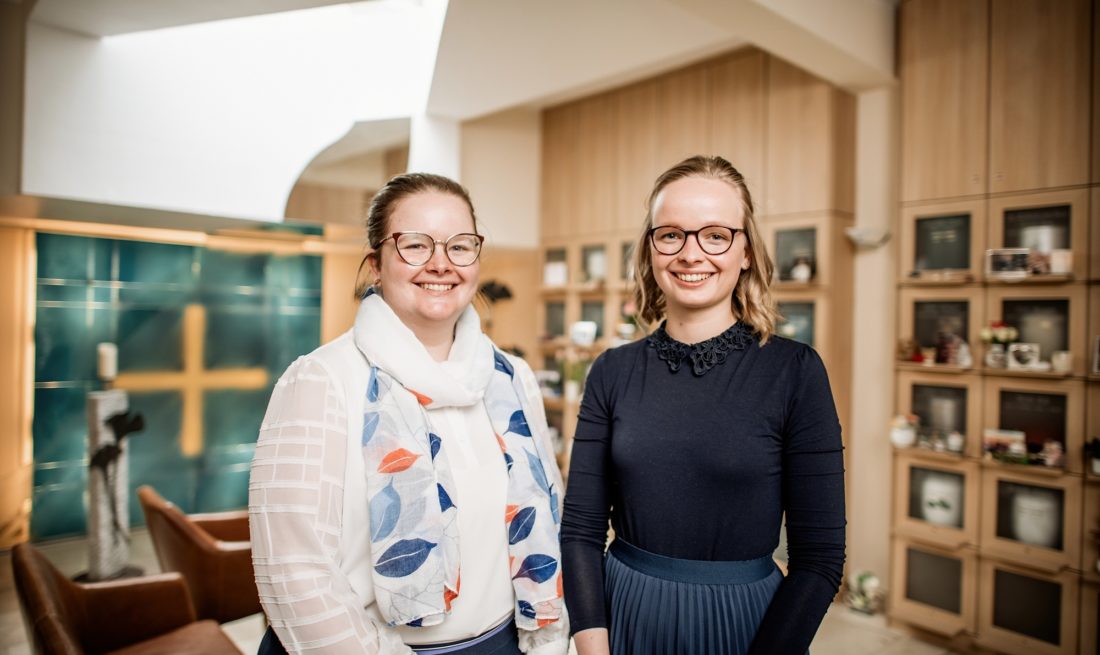 Die Schwestern Juliane (l.) und Victoria Frankenheim leiten das Bestattungsunternehmen Frankenheim. Andreas Endermann fotografierte sie im hauseigenen Columbarium (Urnen-Bestattungsraum).