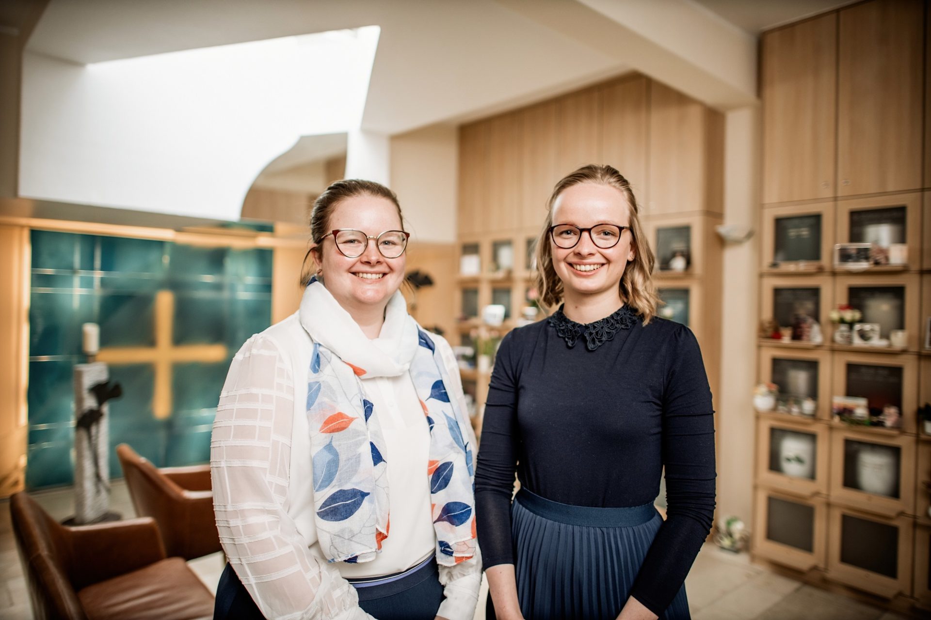 Die Schwestern Juliane (l.) und Victoria Frankenheim leiten das Bestattungsunternehmen Frankenheim. Andreas Endermann fotografierte sie im hauseigenen Columbarium (Urnen-Bestattungsraum).