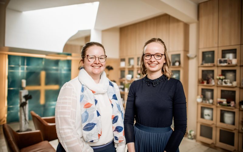 Die Schwestern Juliane (l.) und Victoria Frankenheim leiten das Bestattungsunternehmen Frankenheim. Andreas Endermann fotografierte sie im hauseigenen Columbarium (Urnen-Bestattungsraum).