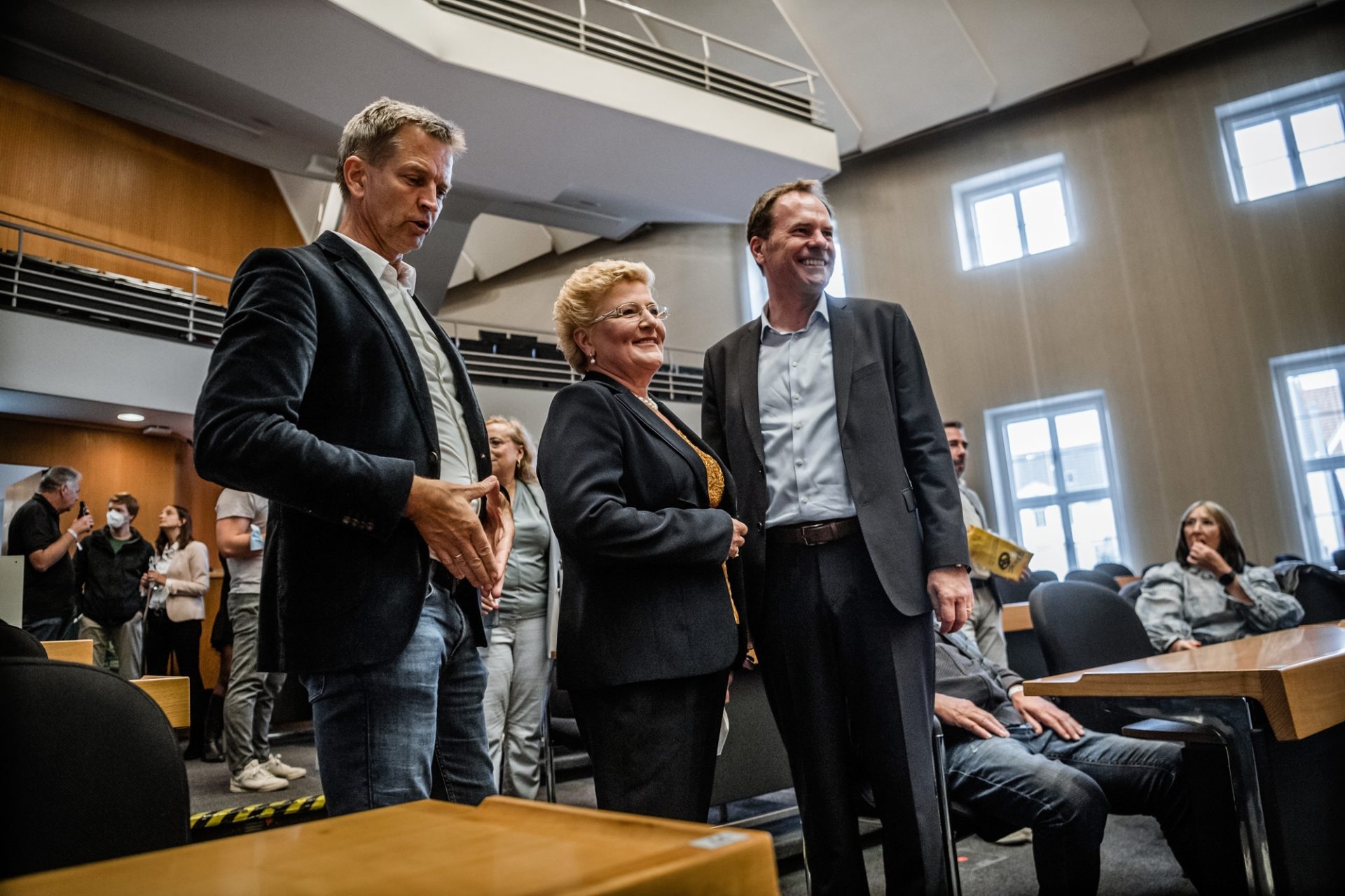 Bürgermeister Josef Hinkel am Abend der Bundestagswahl mit Sylvia Pantel und Oberbürgermeister Stephan Keller