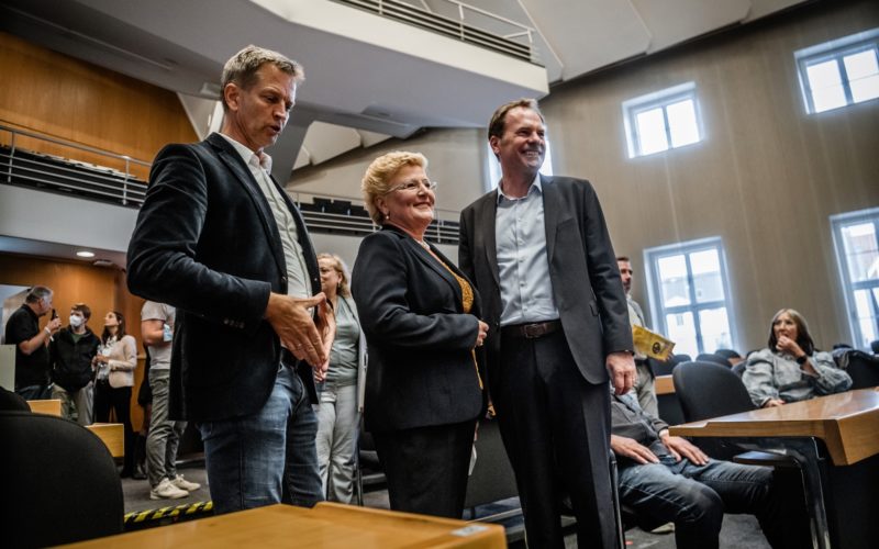 Bürgermeister Josef Hinkel am Abend der Bundestagswahl mit Sylvia Pantel und Oberbürgermeister Stephan Keller