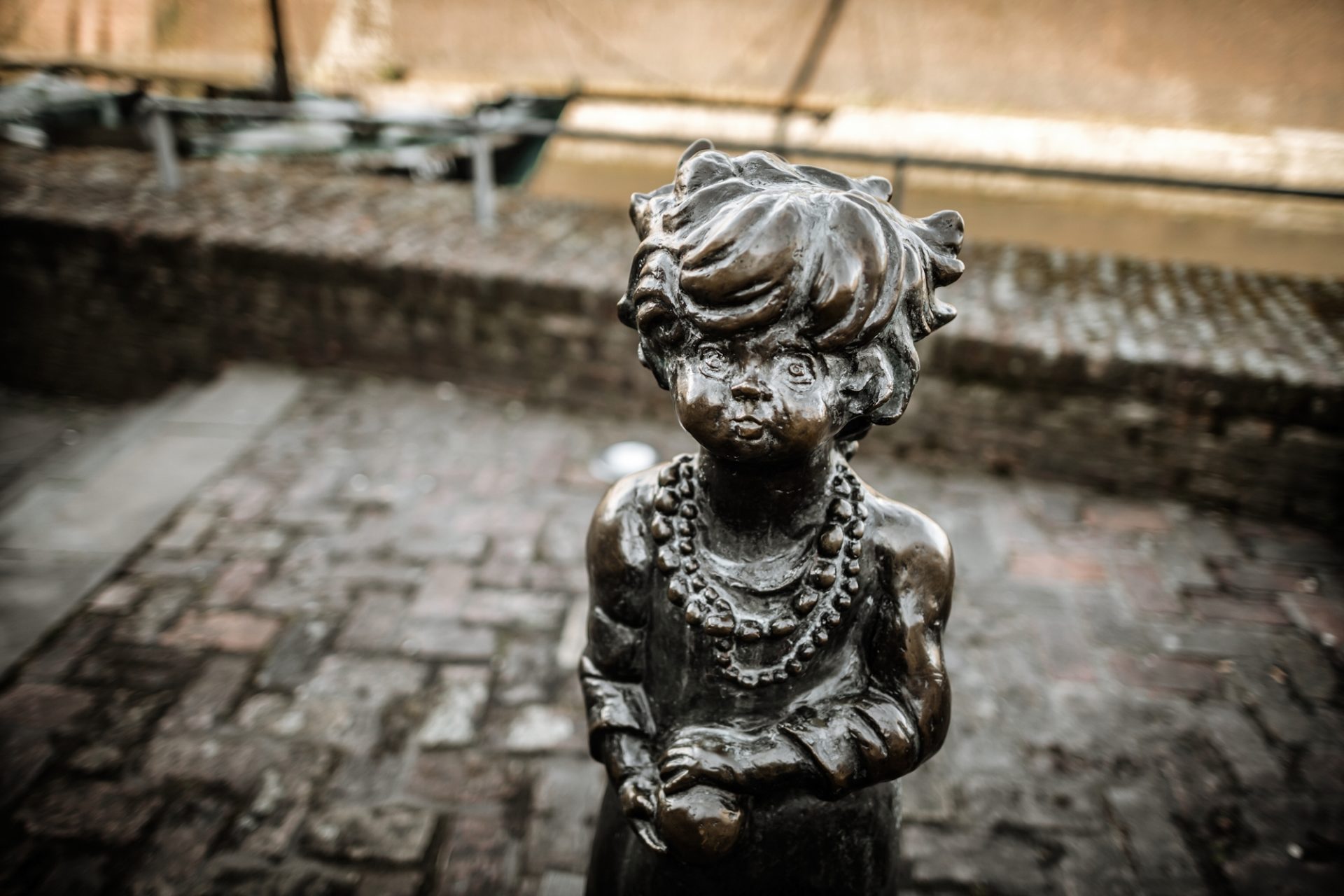 Skulptur Ehra oder Kind mit Ball von Otto Pankok