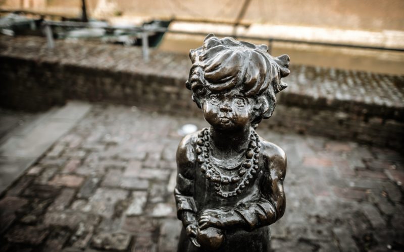 Skulptur Ehra oder Kind mit Ball von Otto Pankok