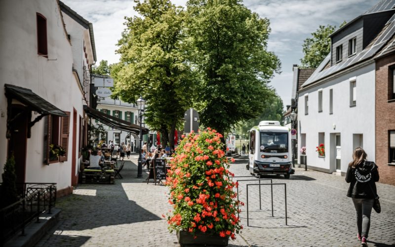 Ein autonom fahrender Bus in der Altstadt von Monheim