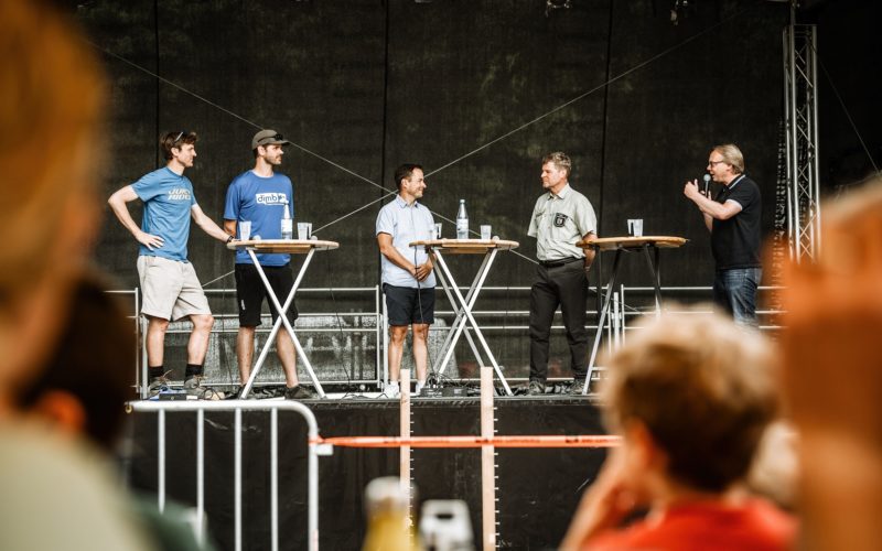 Diskussion beim Mountainbike-Festival "Juicy Rides" in Düsseldorf