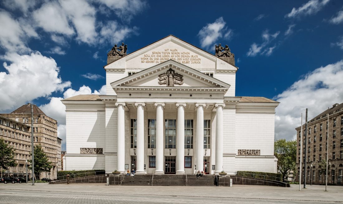 Das Stadttheater Duisburg wurde ursprünglich 1911/12 errichtet und nach dem Zweiten Weltkrieg wieder aufgebaut. Prägend sind seine sechs Säulen und ein Schiller-Zitat auf dem Giebel. Foto: Andreas Endermann