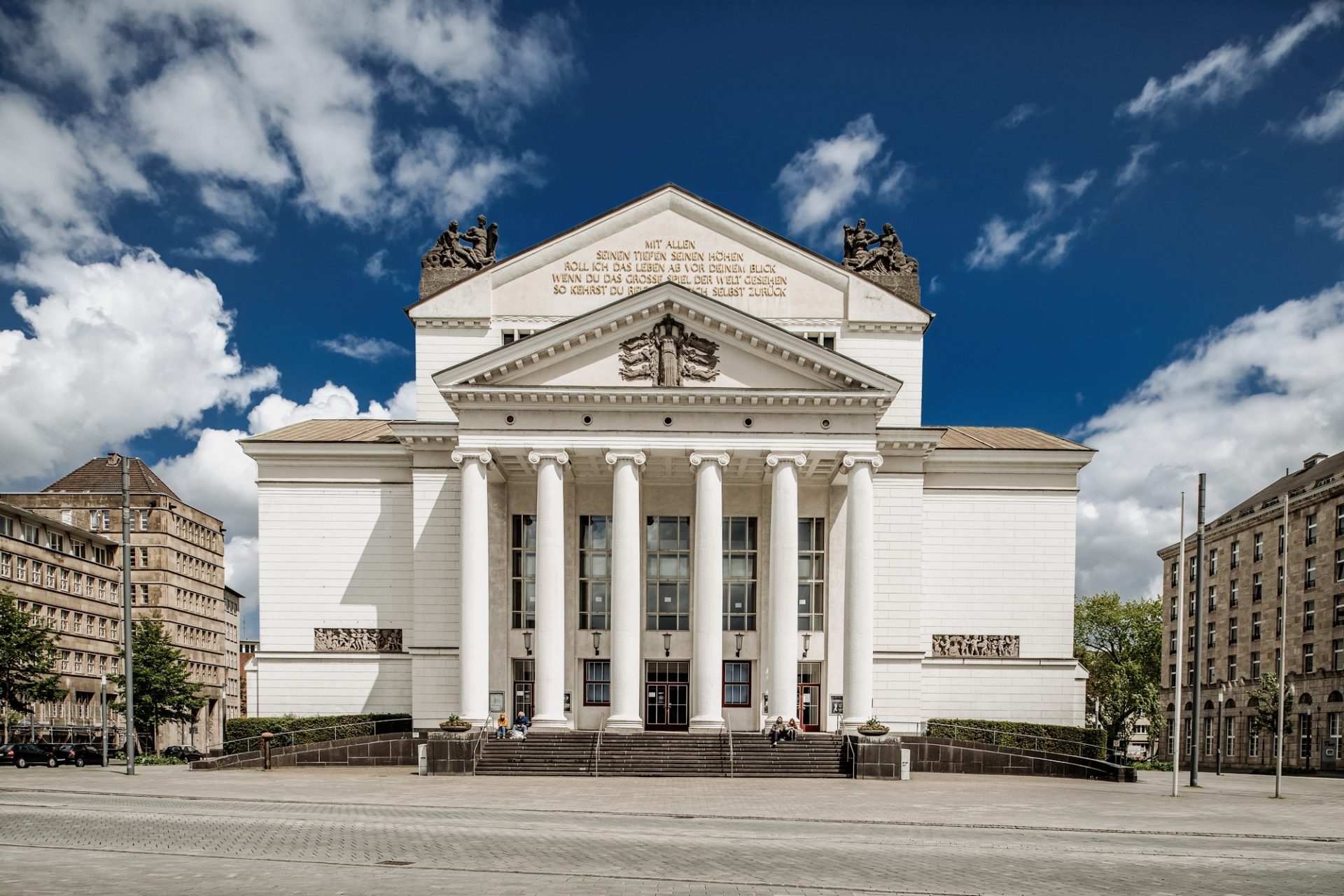 Das Stadttheater Duisburg wurde ursprünglich 1911/12 errichtet und nach dem Zweiten Weltkrieg wieder aufgebaut. Prägend sind seine sechs Säulen und ein Schiller-Zitat auf dem Giebel. Foto: Andreas Endermann